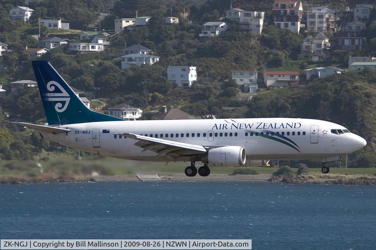 ZK-NGJ, 1999 Boeing 737-319 C/N 25609, into a howling wind onto r/w 34