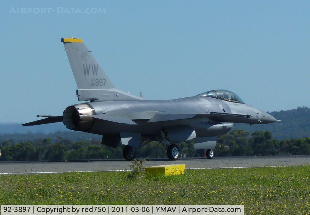 92-3897, General Dynamics F-16CJ Fighting Falcon C/N CC-139, Fighting Falcon returning after handling display at Avalon Air Show 2011