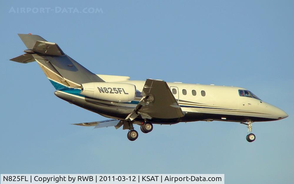 N825FL, 2006 Raytheon Hawker 800XP C/N 258767, Landing 12R.