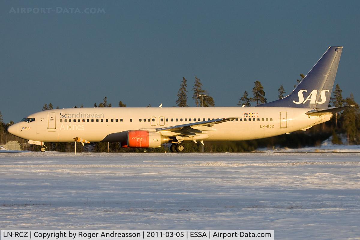 LN-RCZ, 2001 Boeing 737-883 C/N 30197, SK7663 to Grenoble