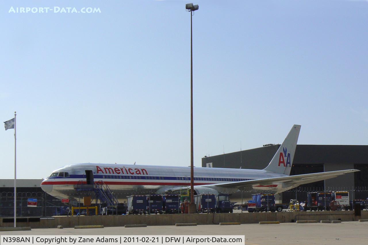 N398AN, 1999 Boeing 767-323ER C/N 29605, At DFW Airport - Notice the Dallas Cowboys flag...this is where the teams arrive and depart.