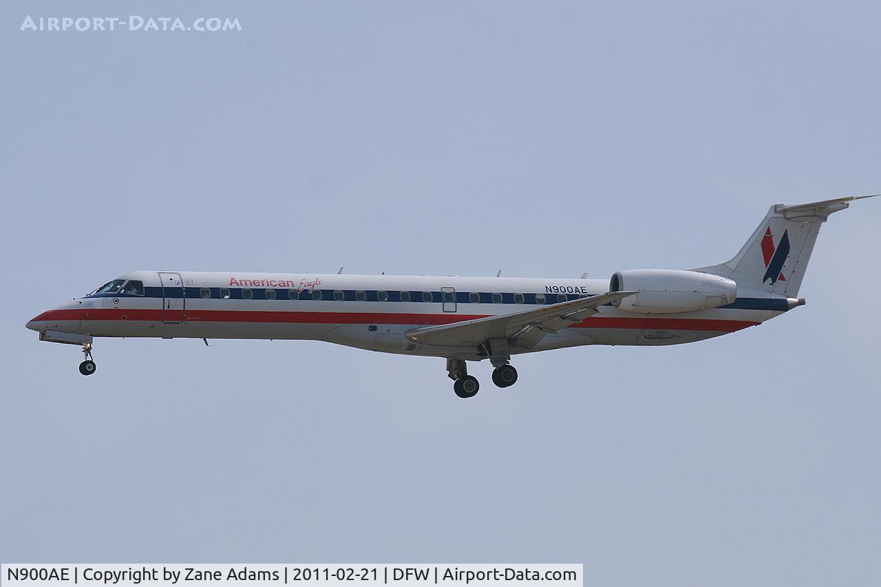 N900AE, 2004 Embraer ERJ-145LR (EMB-145LR) C/N 14500885, American Eagle at DFW Airport