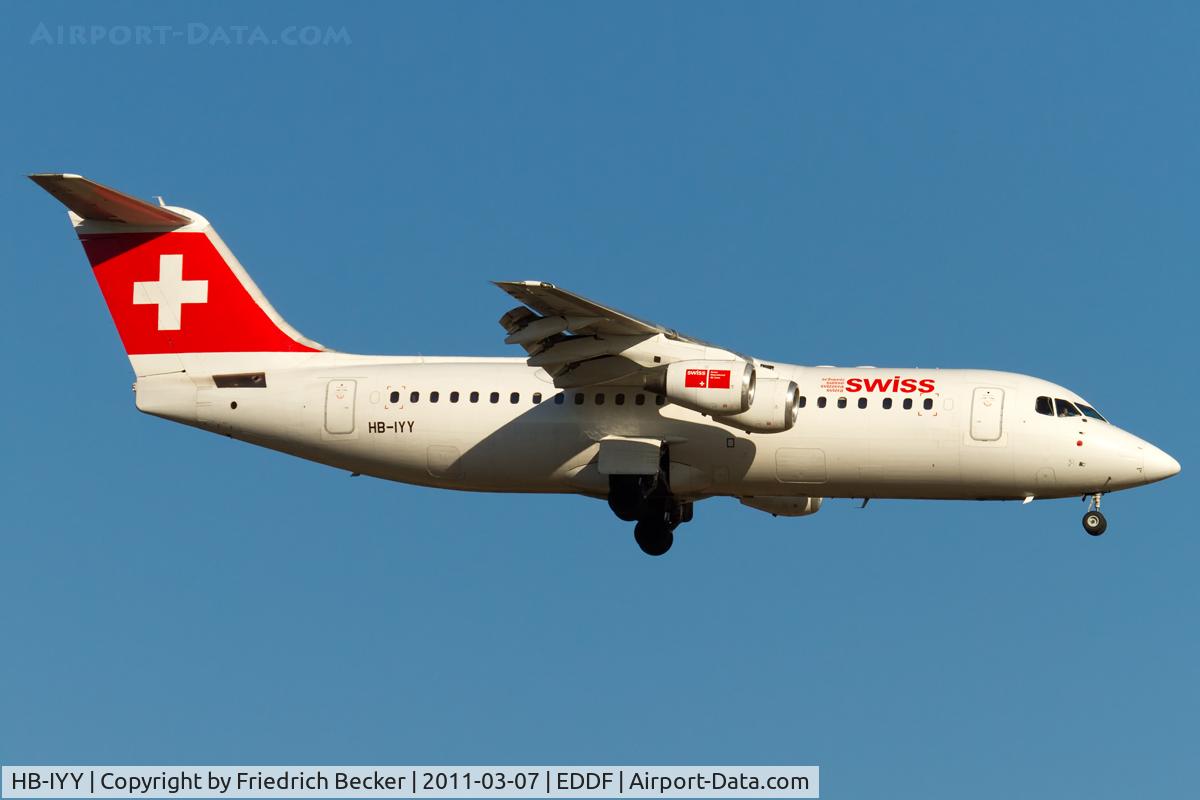 HB-IYY, 1998 British Aerospace Avro 146-RJ100 C/N E3339, on final