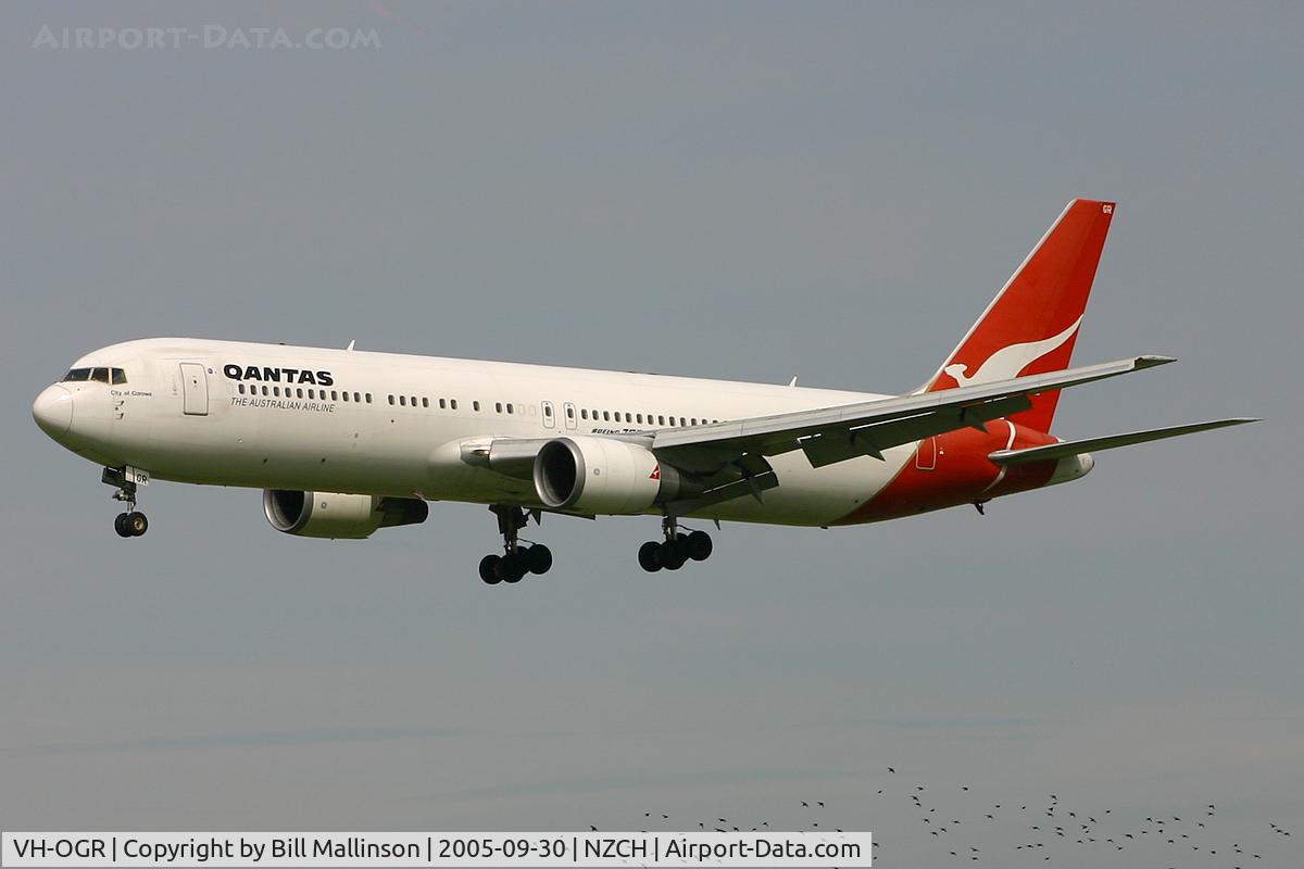 VH-OGR, 1997 Boeing 767-338 C/N 28724, on finals to 02 as QF45
