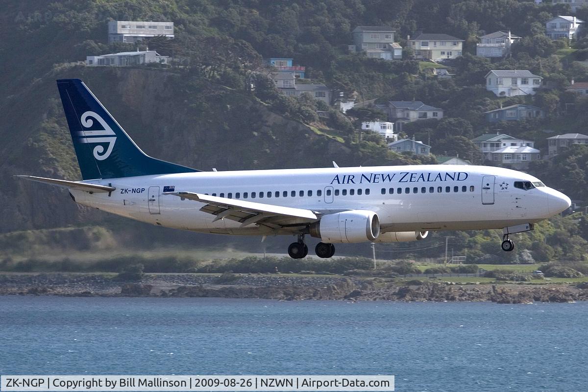 ZK-NGP, 1998 Boeing 737-33A C/N 27459, finals into a windy Welly