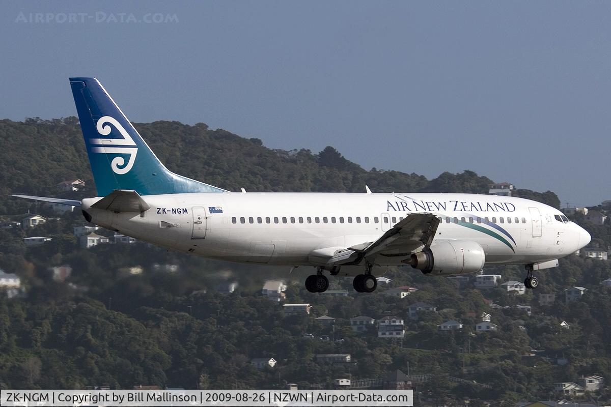 ZK-NGM, 1995 Boeing 737-3K2 C/N 28085, into a Windy Welly
