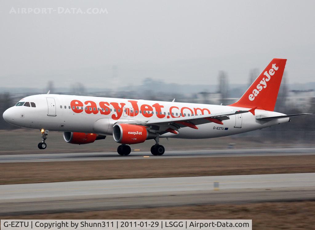 G-EZTU, 2010 Airbus A320-214 C/N 4233, Landing rwy 23