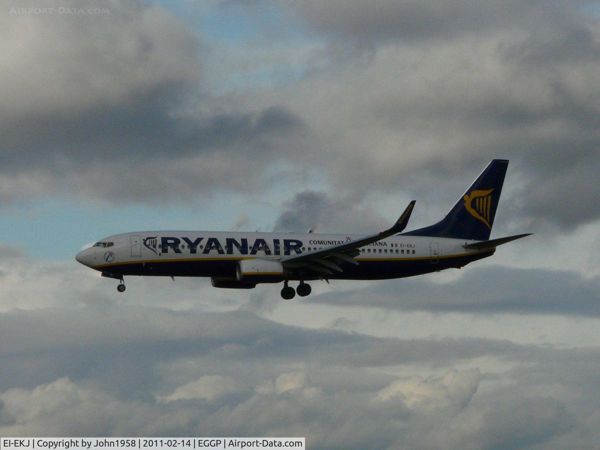 EI-EKJ, 2010 Boeing 737-8AS C/N 38497, about to land