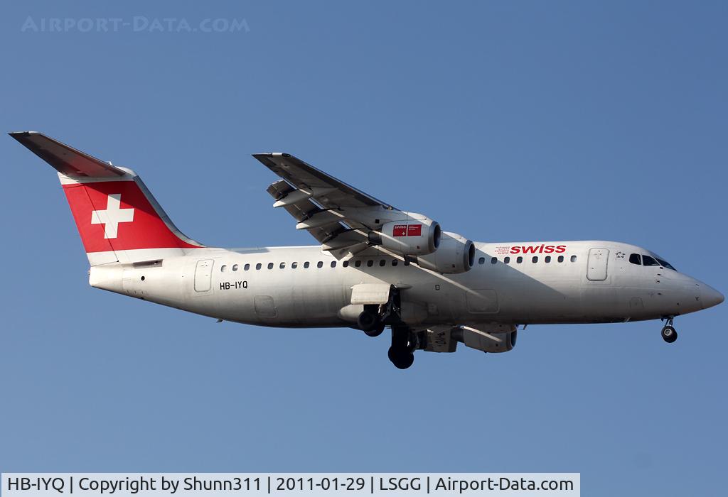HB-IYQ, 2001 British Aerospace Avro 146-RJ100 C/N E3384, Landing rwy 05