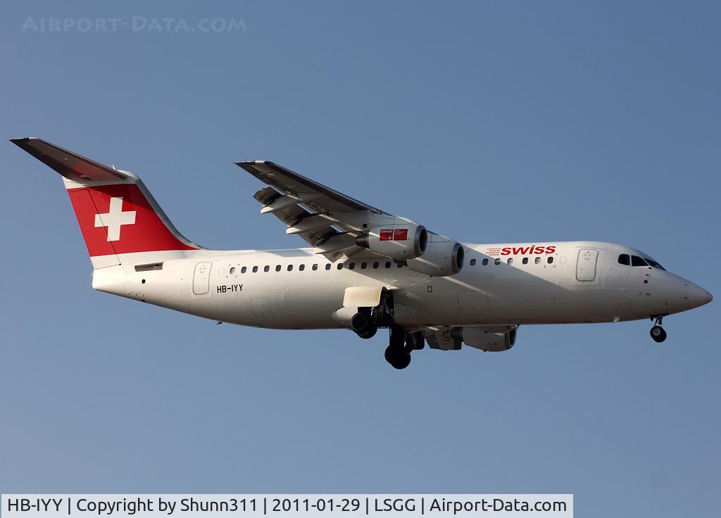 HB-IYY, 1998 British Aerospace Avro 146-RJ100 C/N E3339, Landing rwy 23
