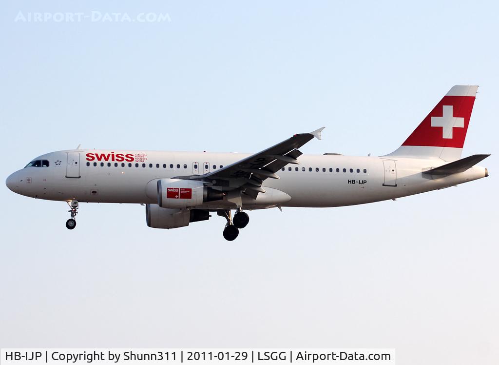 HB-IJP, 1997 Airbus A320-214 C/N 681, Landing rwy 05