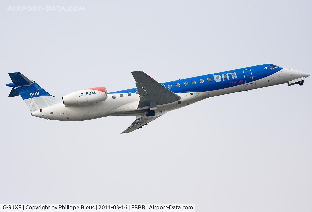 G-RJXE, 2000 Embraer EMB-145EP (ERJ-145EP) C/N 145245, Climbing from 07R in misty weather.