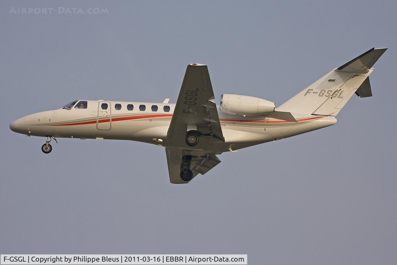 F-GSGL, 2007 Cessna 525B CitationJet CJ3 C/N 525B-0178, Short final rw 02. Now please LOOK at the cockpit and see what this rude pilot does to us, spotters and aviation enthusiasts.