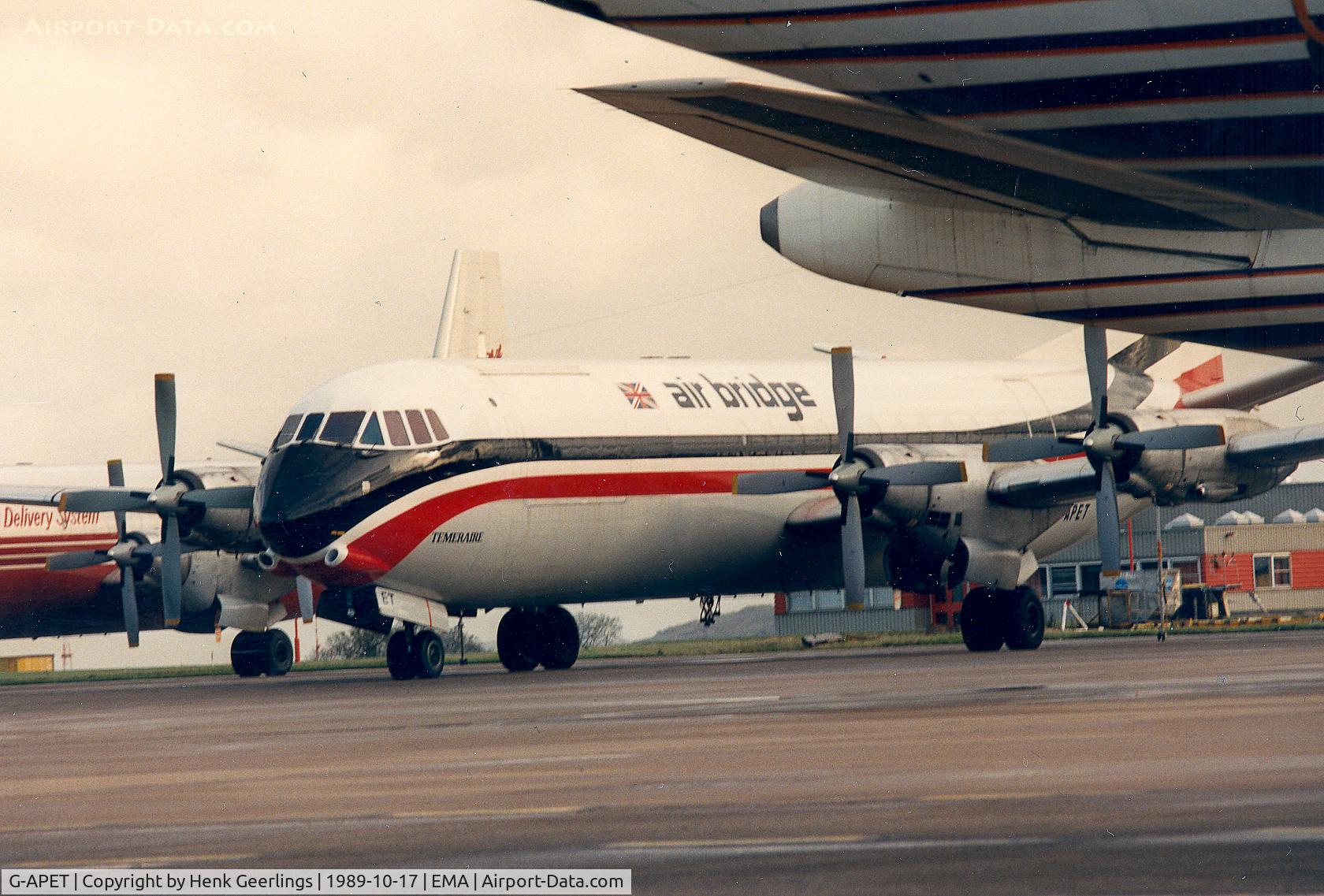 G-APET, 1962 Vickers V953C Merchantman C/N 722, air bridge