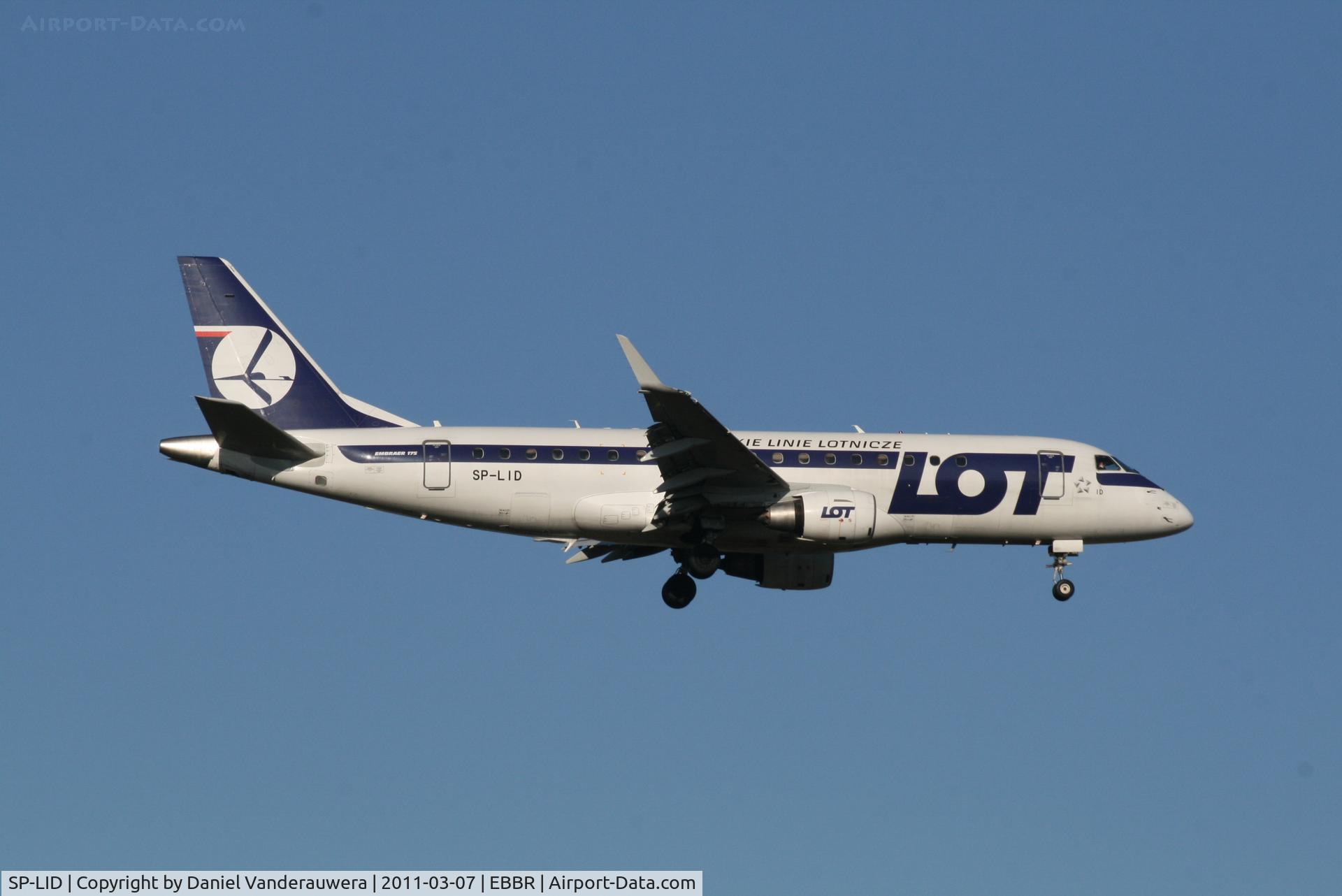 SP-LID, 2006 Embraer 175LR (ERJ-170-200LR) C/N 17000136, Flight LO235 is descending to RWY 02