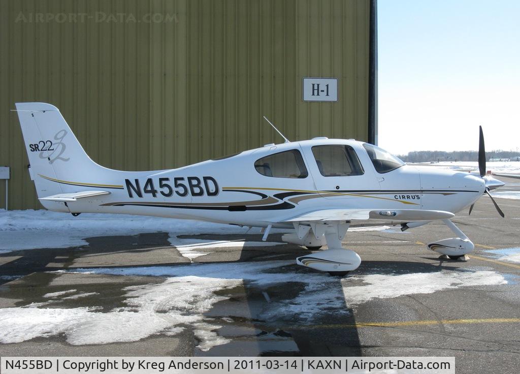 N455BD, 2004 Cirrus SR22 G2 C/N 1029, Cirrus SR22 by the hangar.
