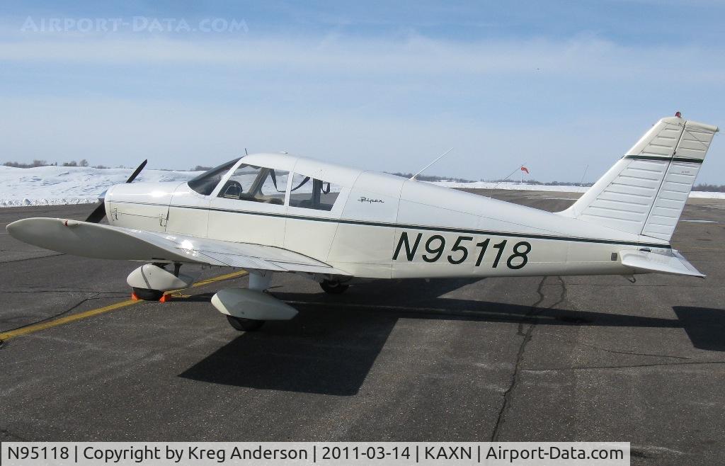 N95118, 1969 Piper PA-28-140 C/N 28-25812, Piper PA-28-140 Cherokee on the line.