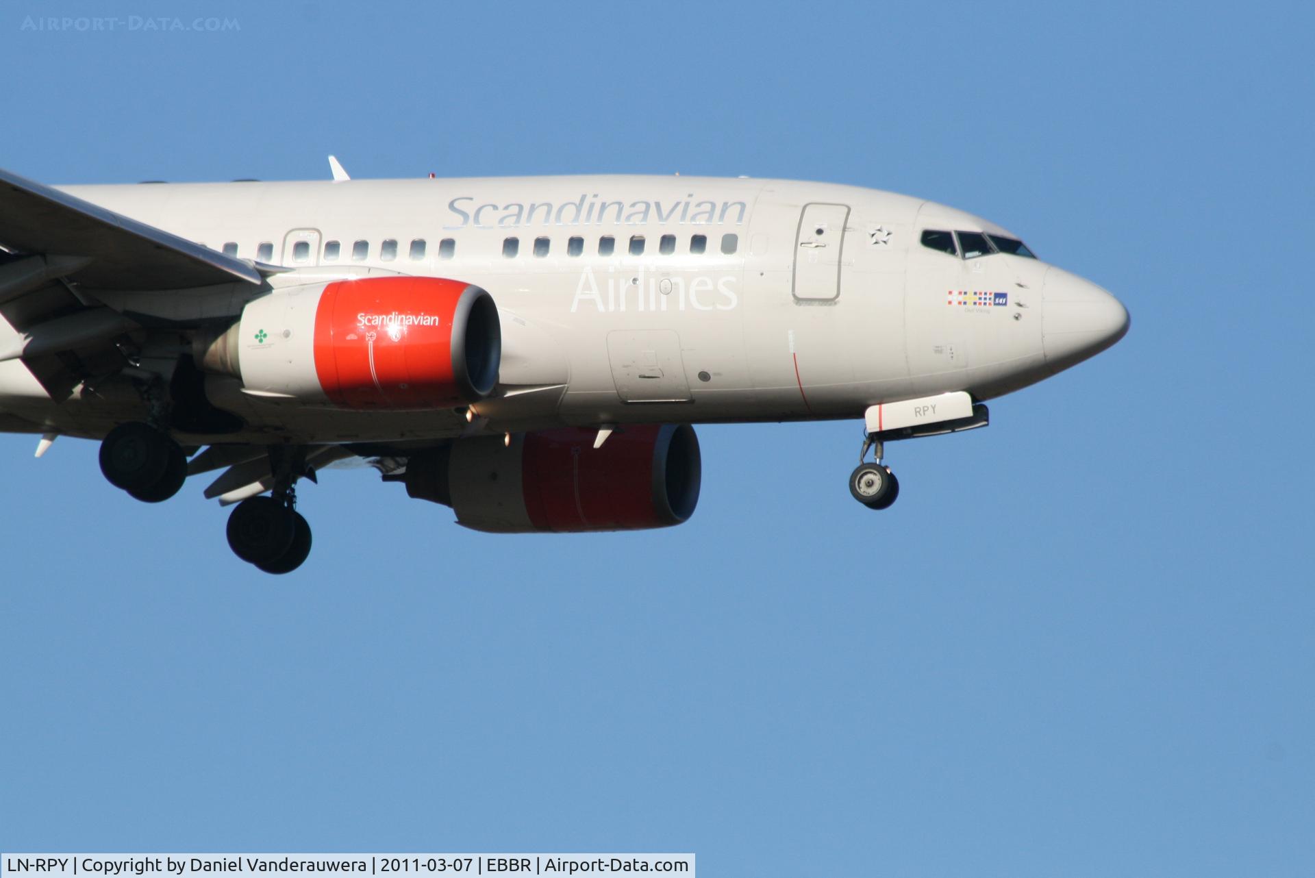 LN-RPY, 1998 Boeing 737-683 C/N 28292, Flight SK589 is descending to RWY 02