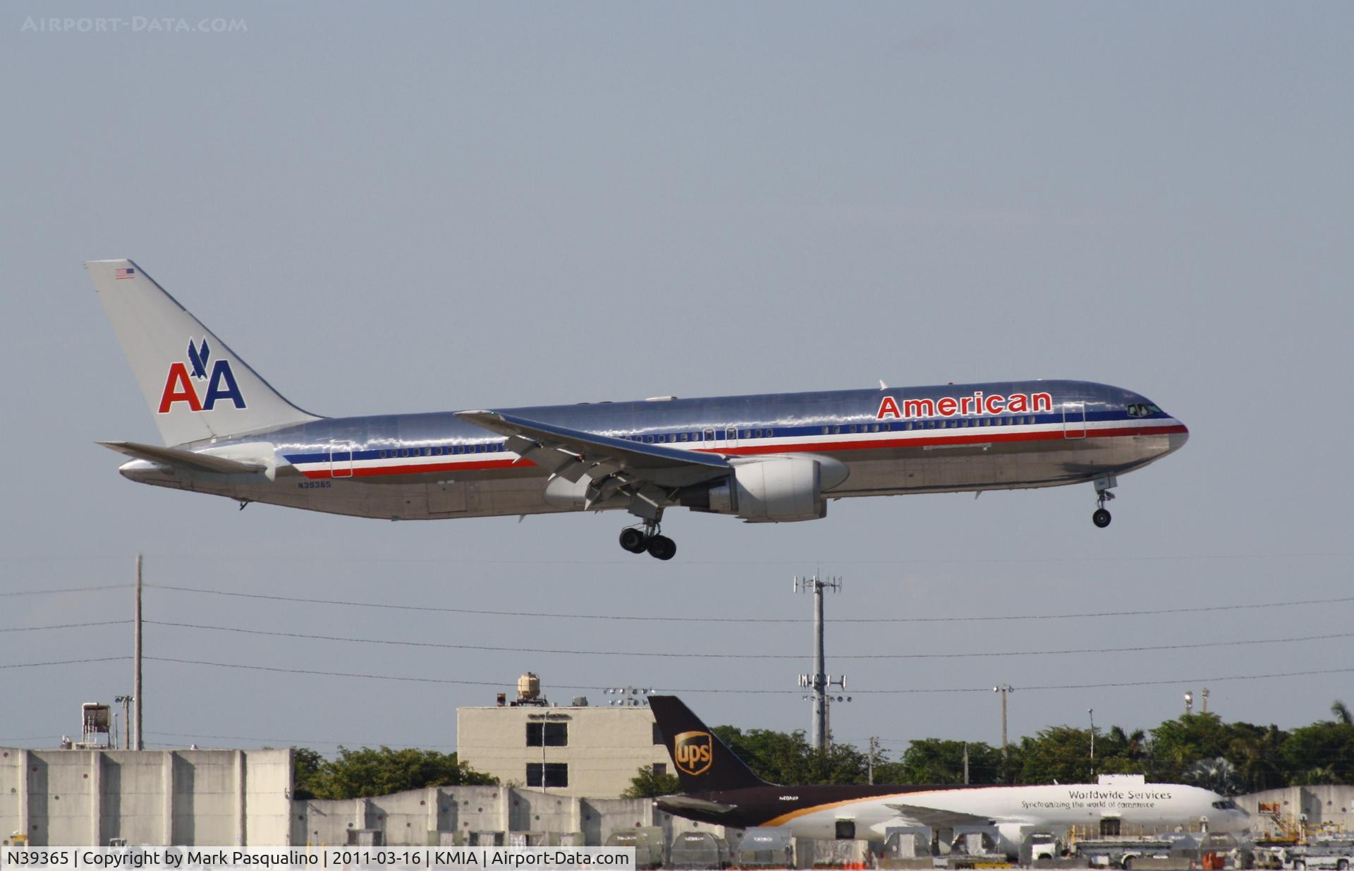 N39365, 1988 Boeing 767-323 C/N 24046, Boeing 767-300