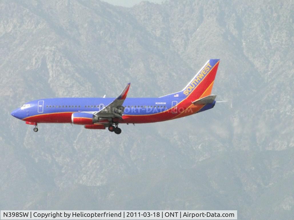N398SW, 1995 Boeing 737-3H4 C/N 27692, On final to runway 26R