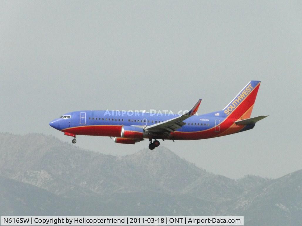 N616SW, 1995 Boeing 737-3H4 C/N 27699, On final to runway 26R
