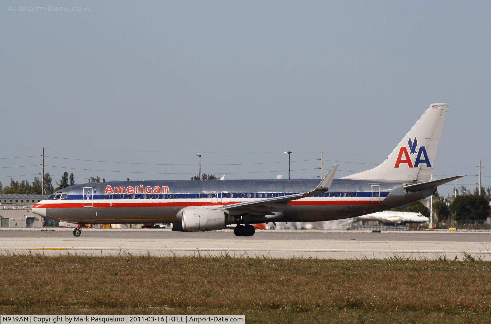 N939AN, 2000 Boeing 737-823 C/N 30083, Boeing 737-800
