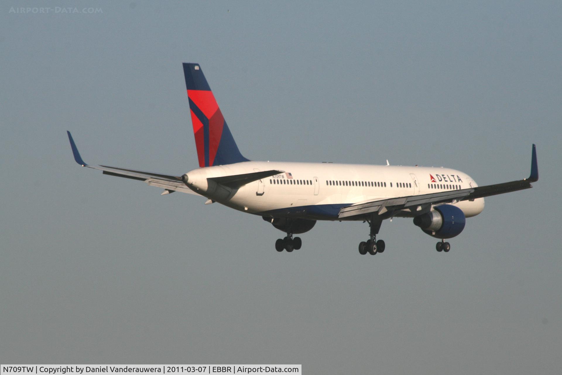 N709TW, 1997 Boeing 757-2Q8 C/N 28168, Flight DL140 is descending to RWY 02