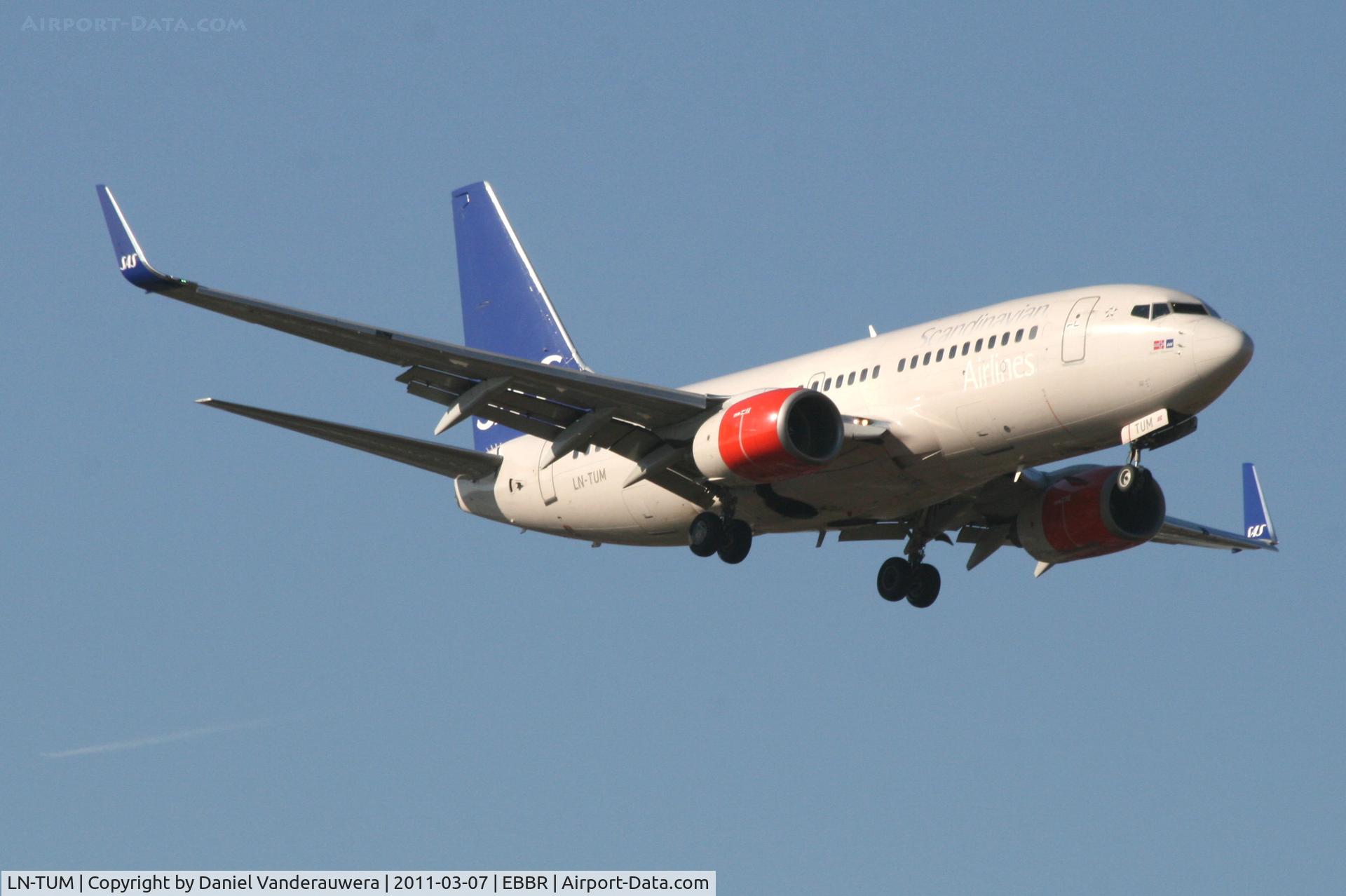 LN-TUM, 2002 Boeing 737-705 C/N 29098, Arrival of flight SK4743 to RWY 02