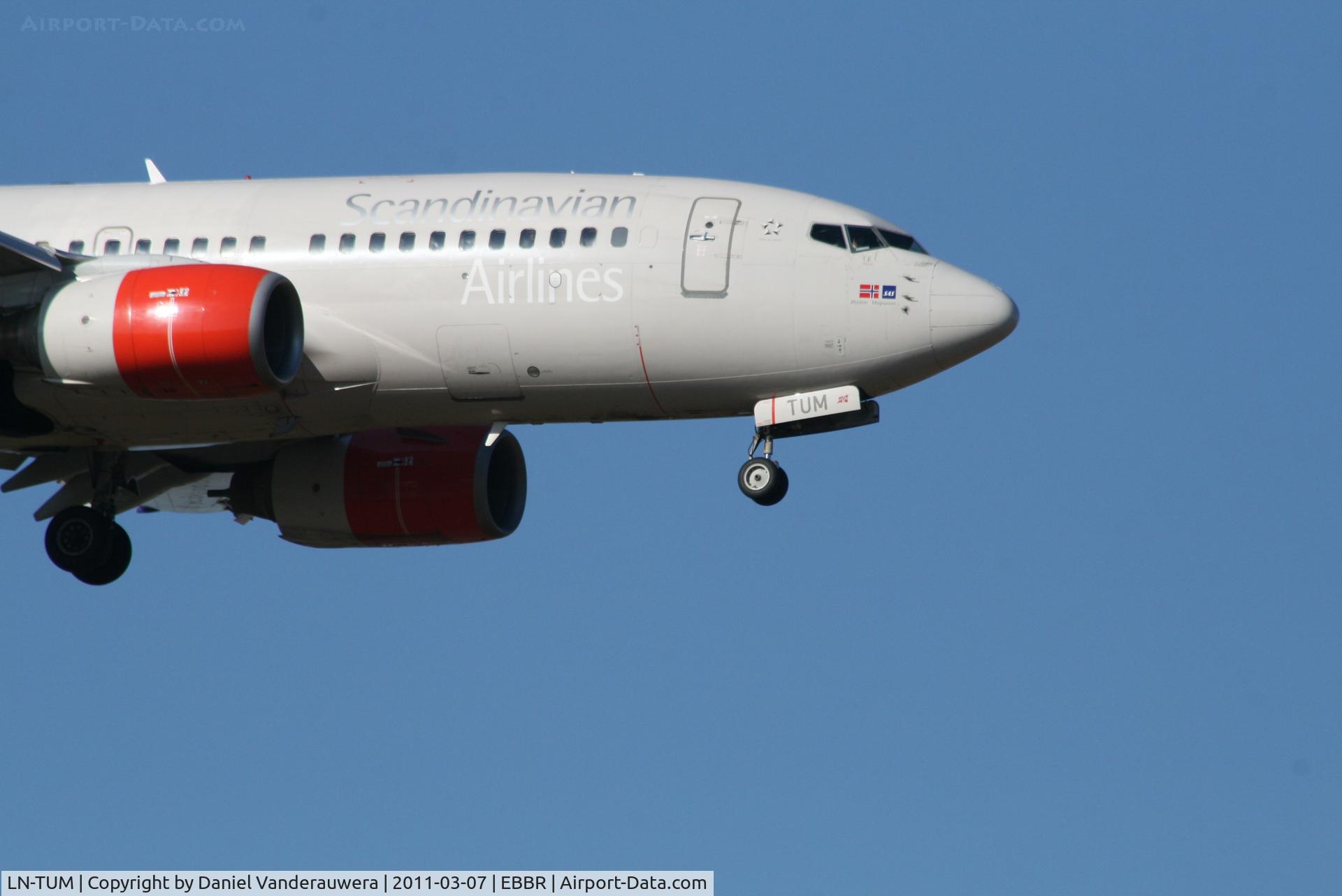 LN-TUM, 2002 Boeing 737-705 C/N 29098, Arrival of flight SK4743 to RWY 02