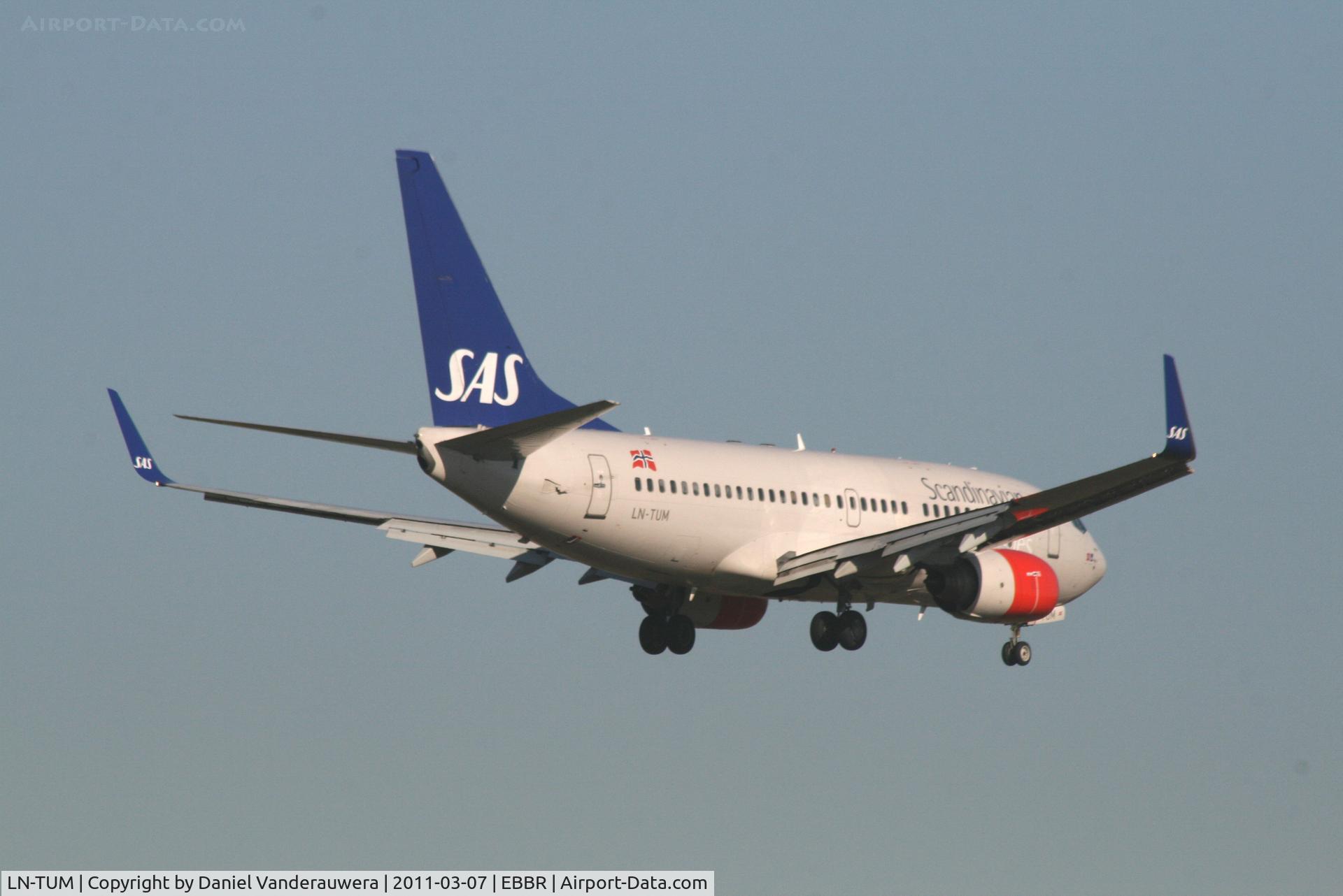 LN-TUM, 2002 Boeing 737-705 C/N 29098, Flight SK4743 is descending to RWY 02
