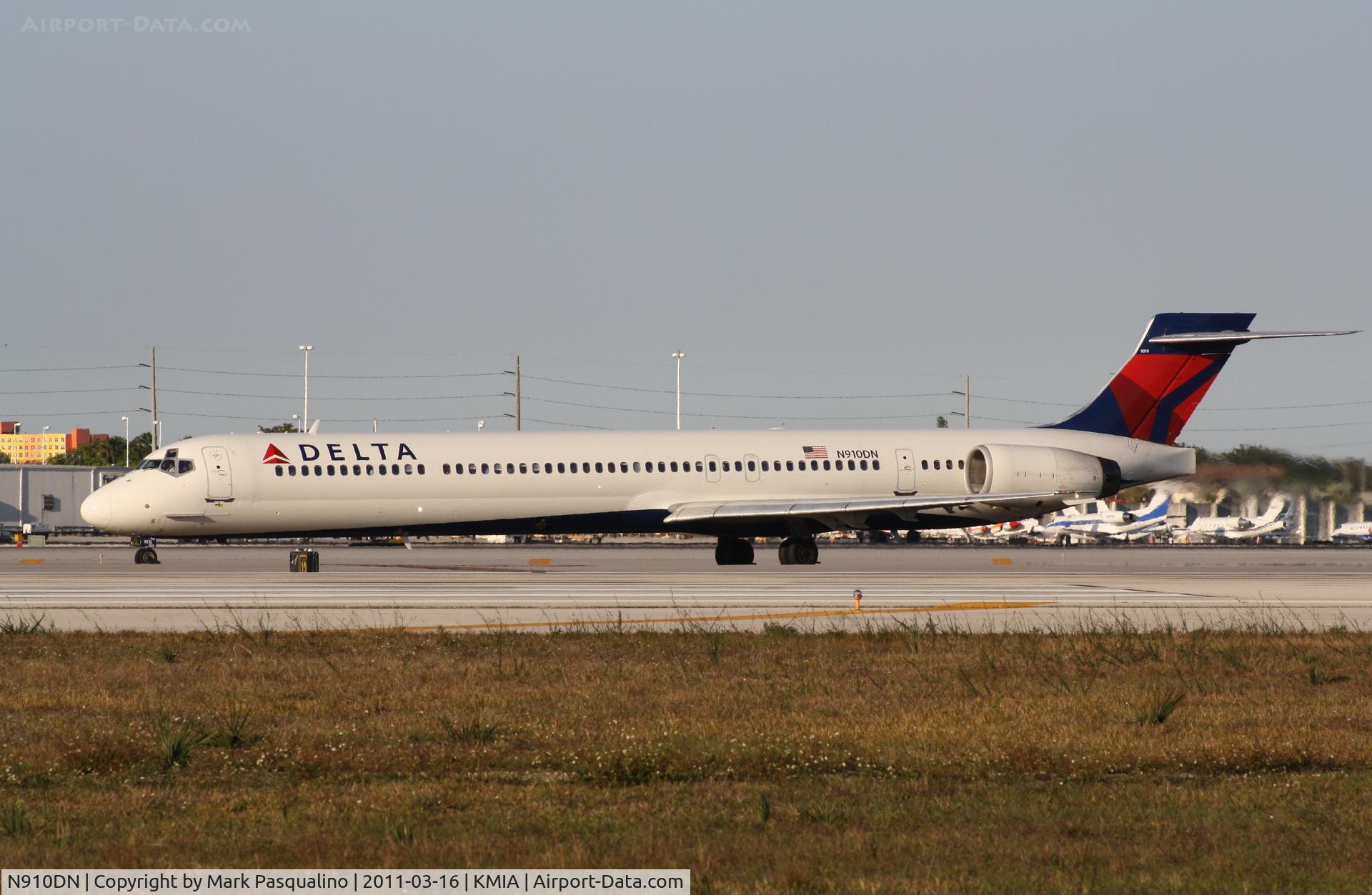 N910DN, 1995 McDonnell Douglas MD-90-30 C/N 53390, MD-90-30