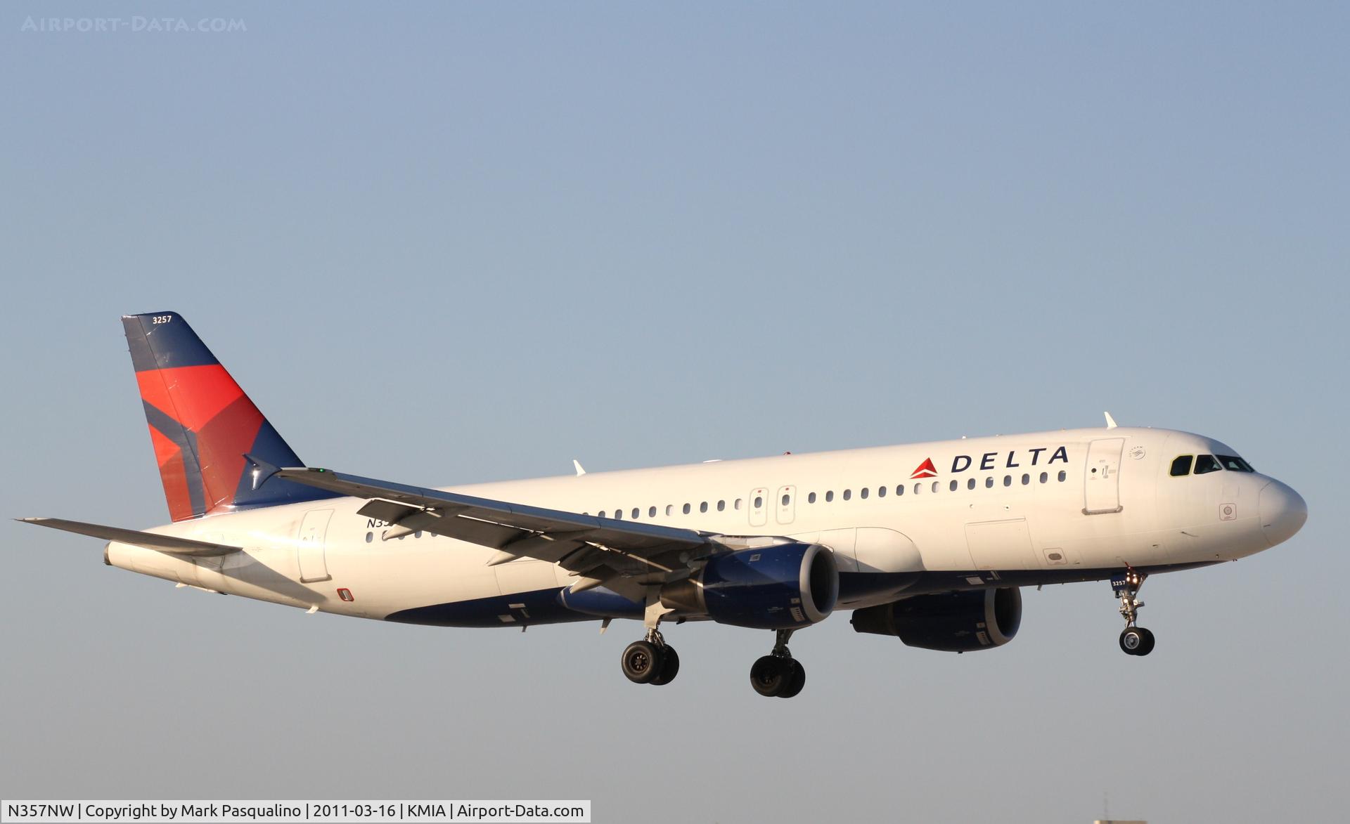 N357NW, 1998 Airbus A320-212 C/N 830, Airbus A320