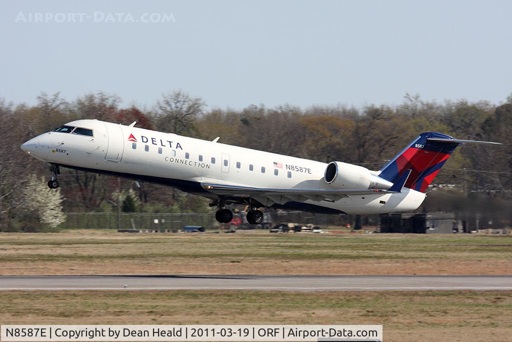 N8587E, 2001 Bombardier CRJ-200LR (CL-600-2B19) C/N 7587, Delta Connection (Pinnacle Airlines) N8587E (FLT FLG4266) departing RWY 5 en route to Detroit Metro Wayne County (KDTW).