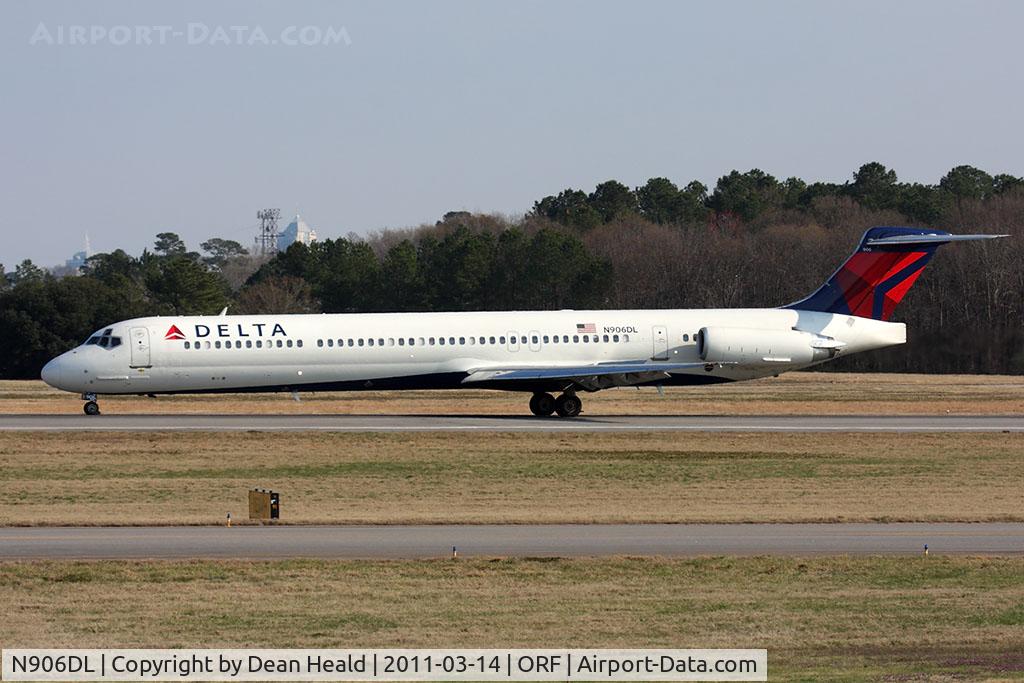 N906DL, 1987 McDonnell Douglas MD-88 C/N 49537, Delta Air Lines N906DL (FLT DAL1575) rolling out on RWY 5 after arrival from Hartsfield-Jackson Atlanta Int'l (KATL).