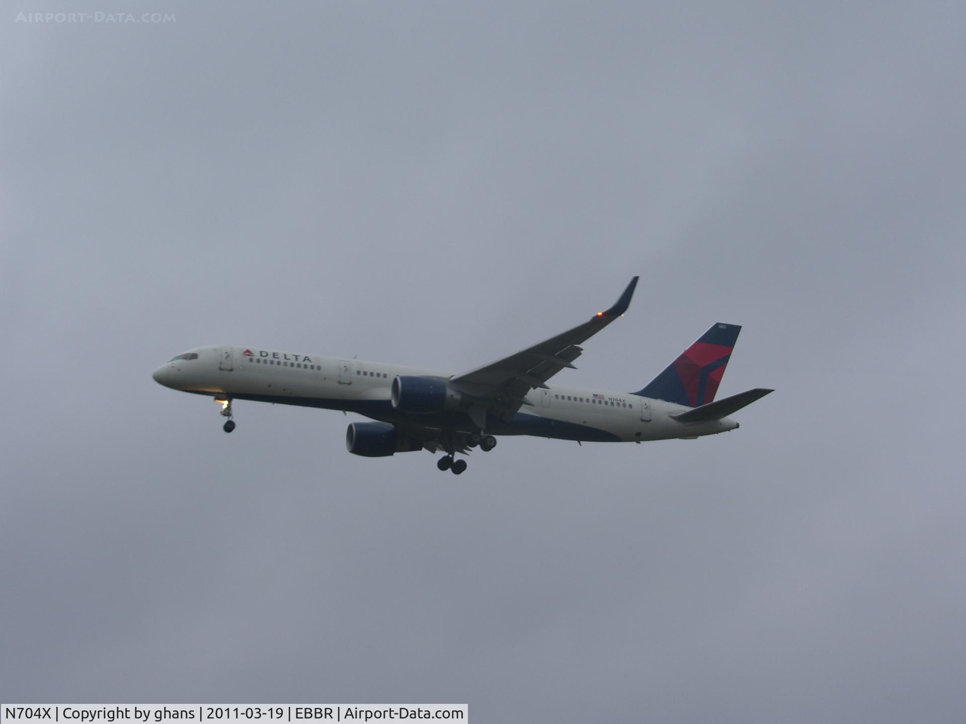N704X, 1997 Boeing 757-2Q8 C/N 28163, Landing @ rw 02