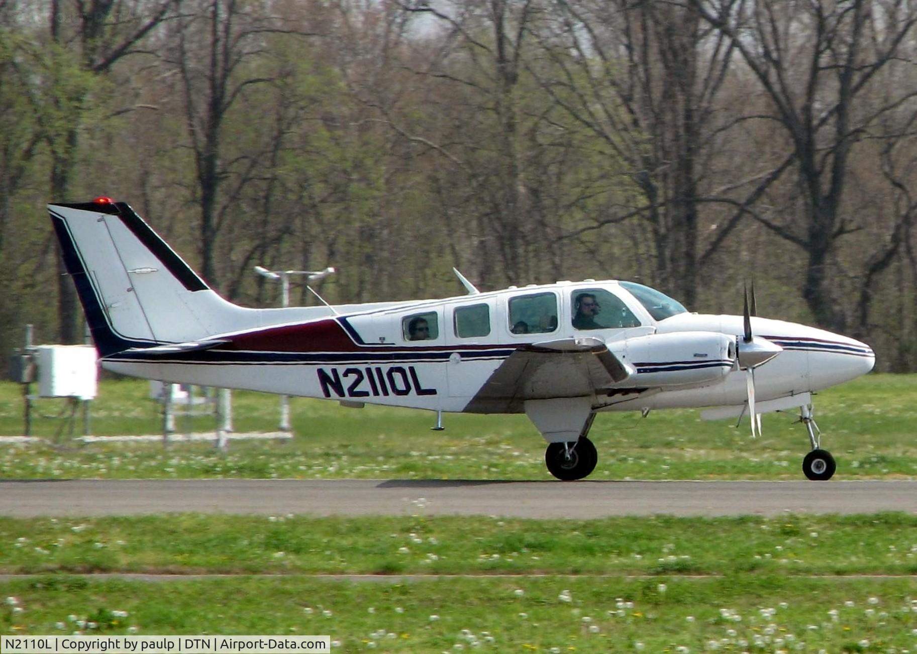 N2110L, 1976 Beech 58 Baron C/N TH-761, Taking off from Downtown Shreveport.