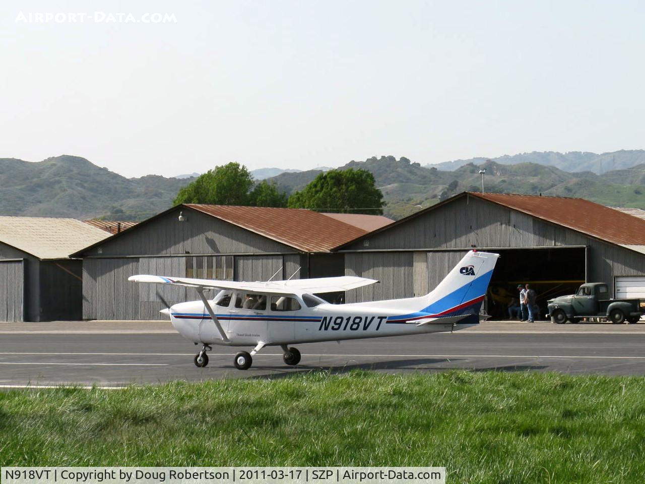 N918VT, Cessna 172P C/N 17275241, 1982 Cessna 172P SKYHAWK, Lycoming O-320-D2J 160 Hp, landing roll Rwy 22
