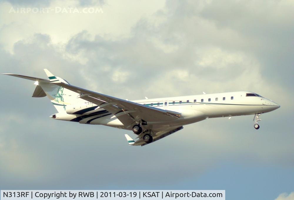 N313RF, 2006 Bombardier BD-700-1A10 Global Express C/N 9194, Landing 12R, San Antonio