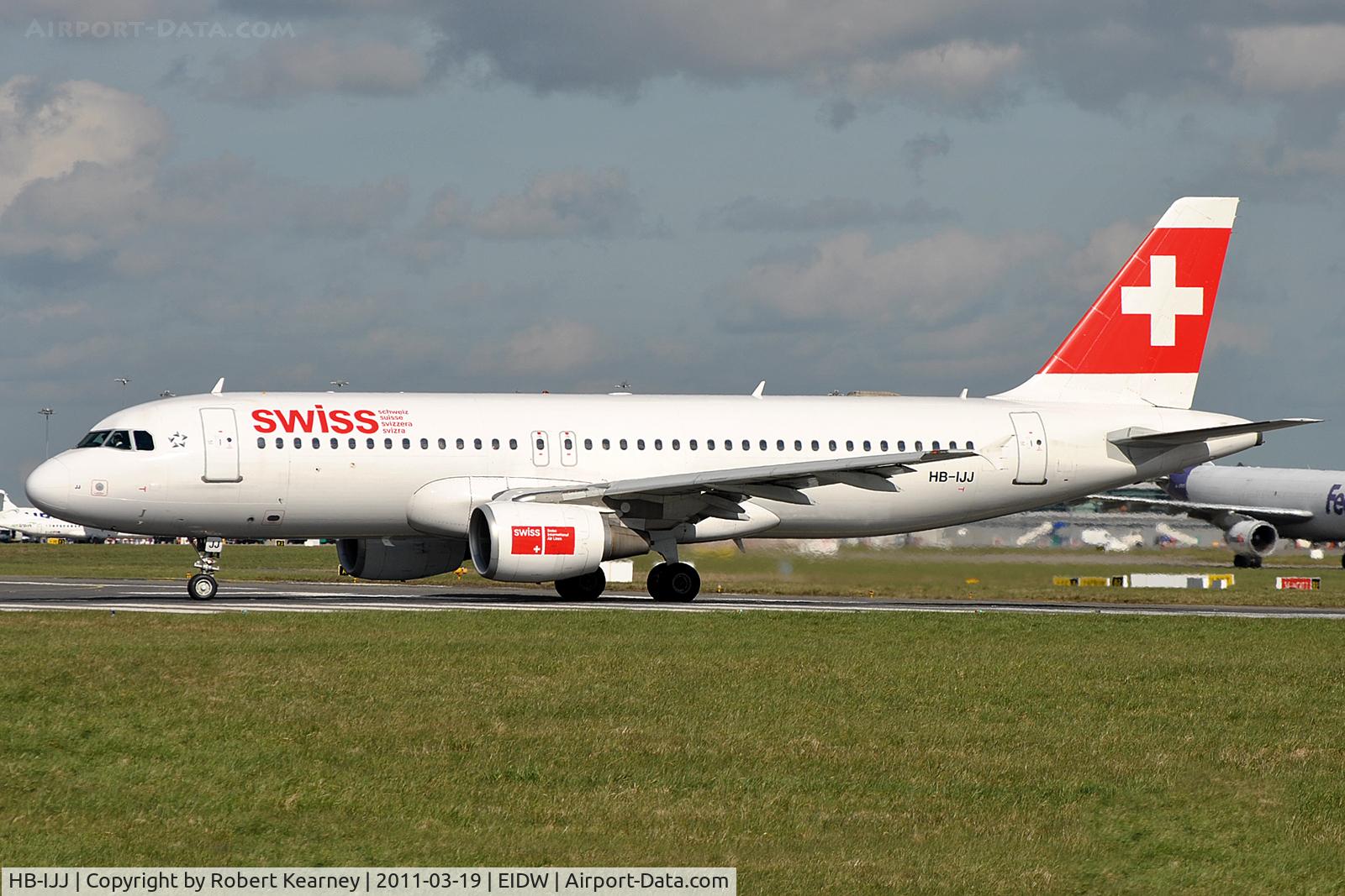 HB-IJJ, 1996 Airbus A320-214 C/N 585, Lining up r/w 28
