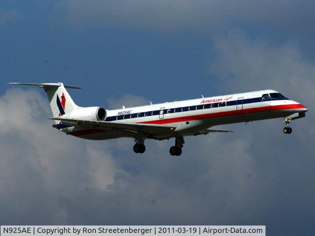 N925AE, 2005 Embraer ERJ-145LR (EMB-145LR) C/N 14500908, Arriving DFW, 18R