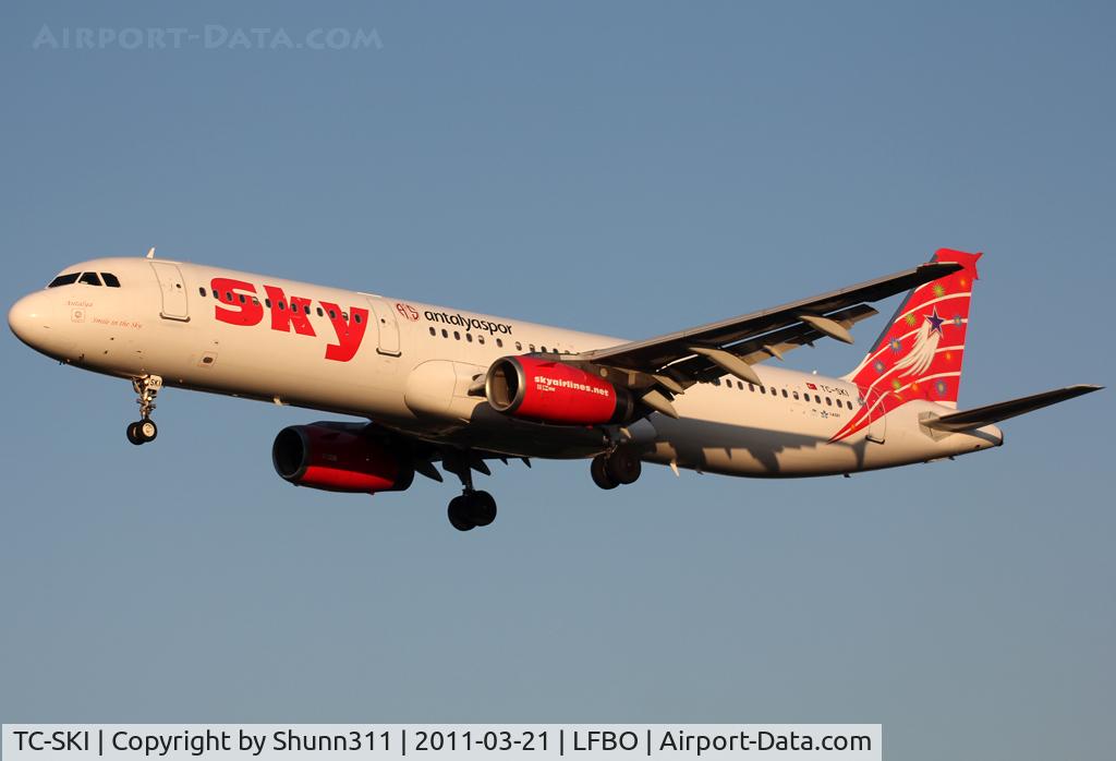 TC-SKI, 1998 Airbus A321-231 C/N 0811, Landing rwy 32R
