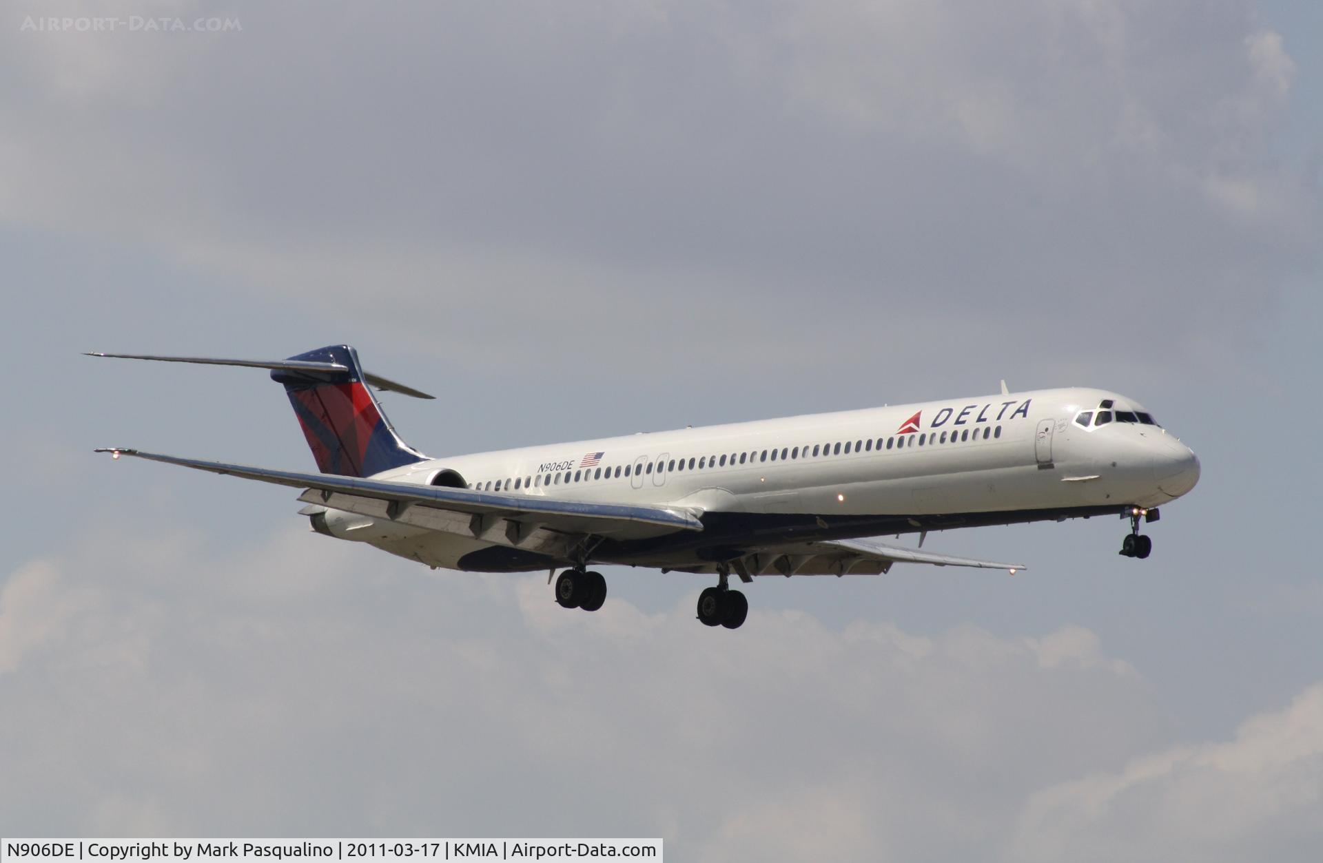 N906DE, 1992 McDonnell Douglas MD-88 C/N 53415, MD-88