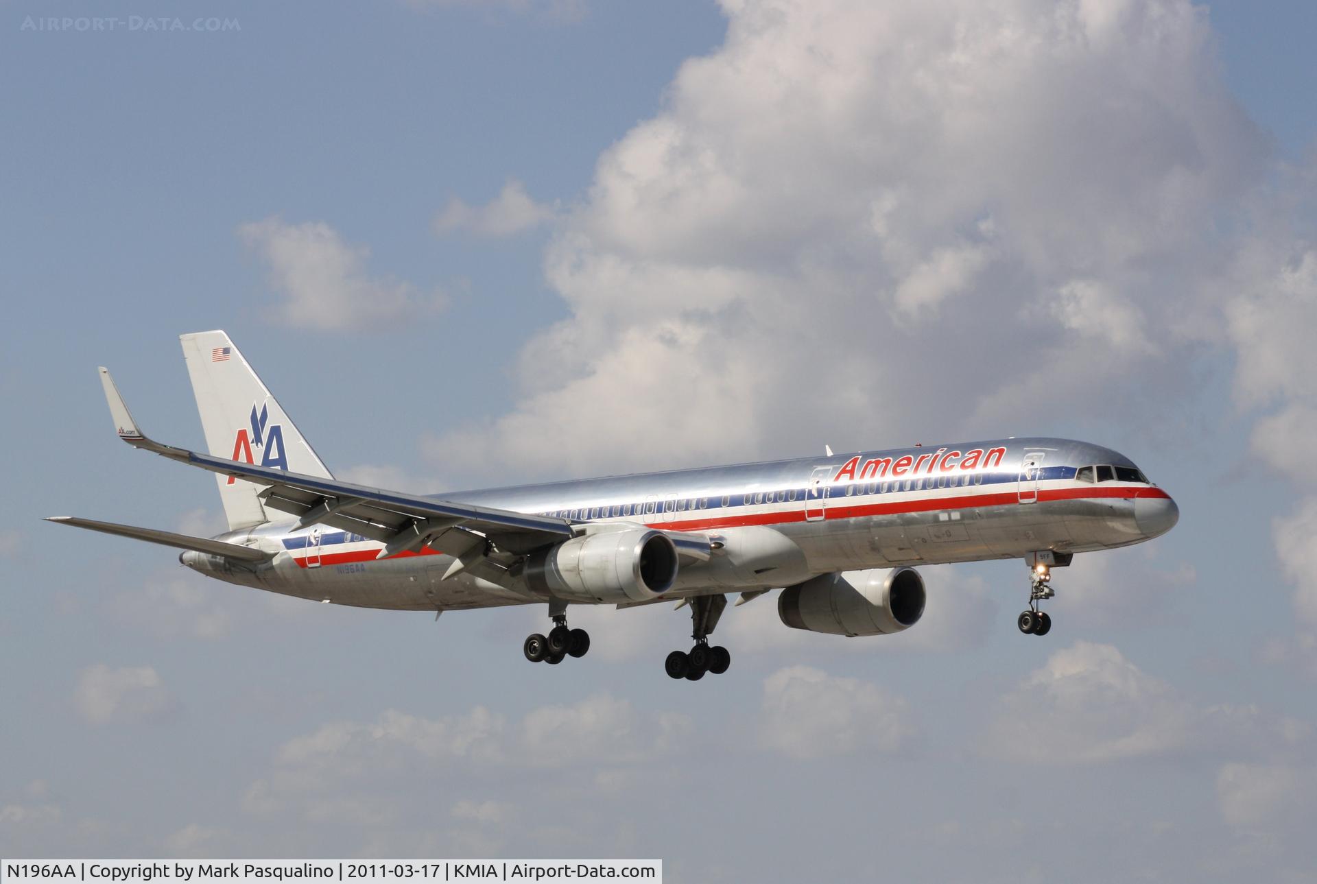 N196AA, 2001 Boeing 757-223 C/N 32390, Boeing 757-200