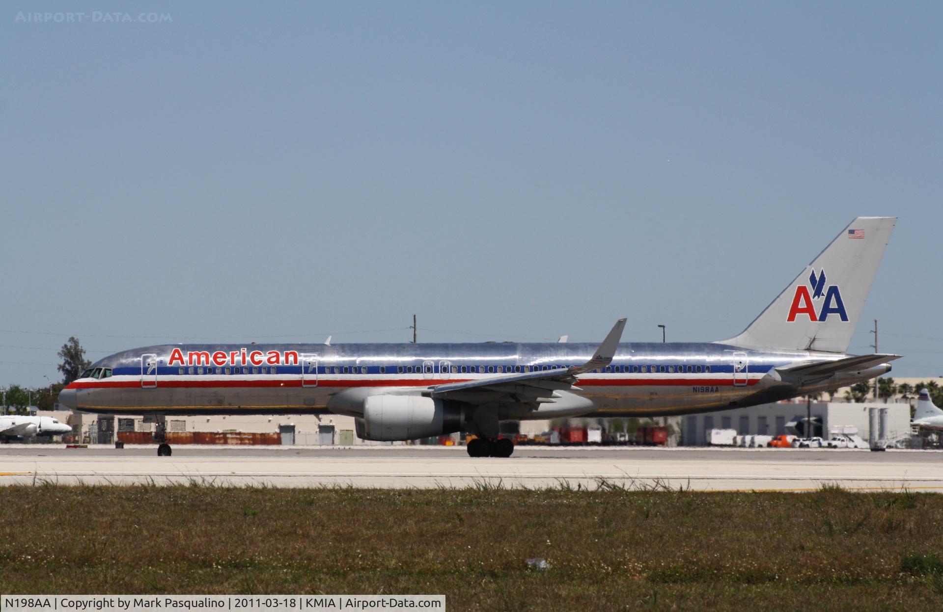 N198AA, 2001 Boeing 757-223 C/N 32392, Boeing 757-200