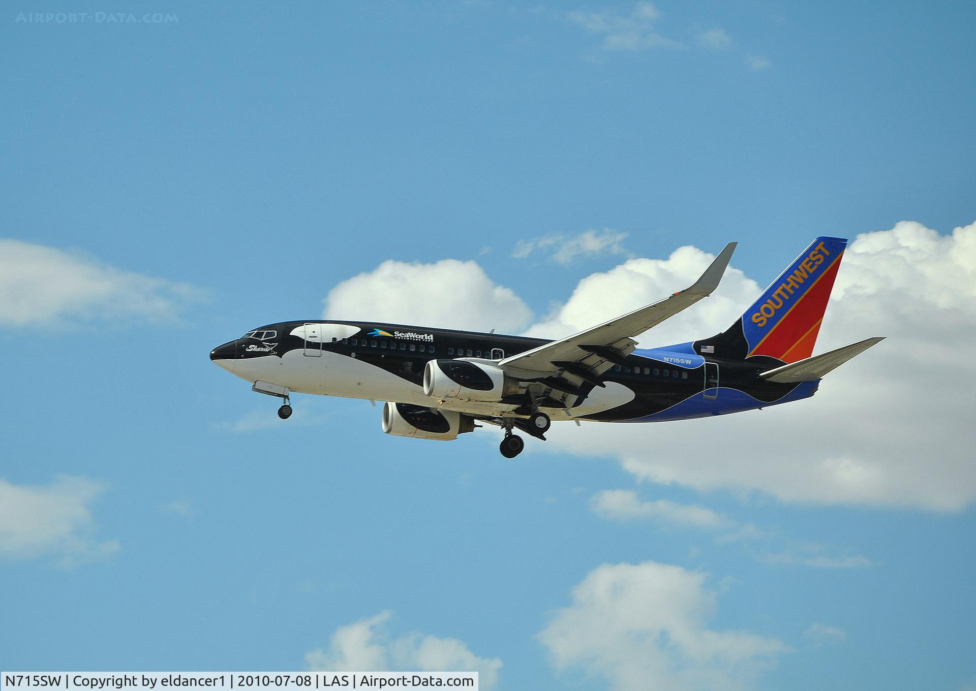 N715SW, 1998 Boeing 737-7H4 C/N 27849, Taken while on final approach to McCarran International Airport.