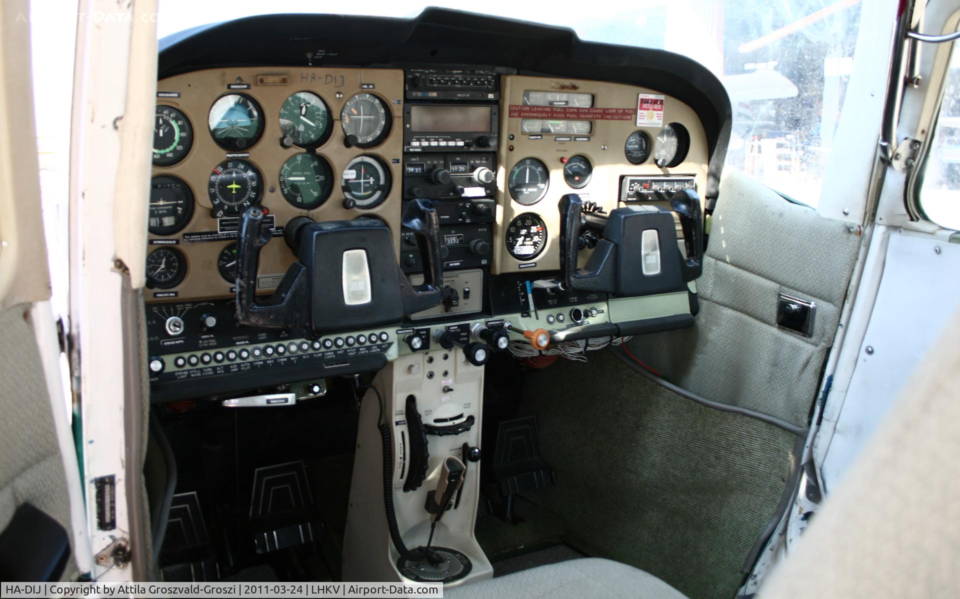 HA-DIJ, 1973 Cessna 182P Skylane C/N 182-61650, Kaposujlak Airport - Hungary - Cocpit 182P