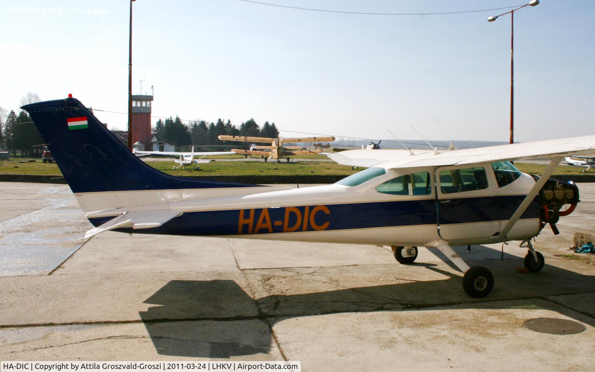 HA-DIC, 1975 Cessna 182P Skylane C/N 18264059, Kaposujlak Airport, Hungary