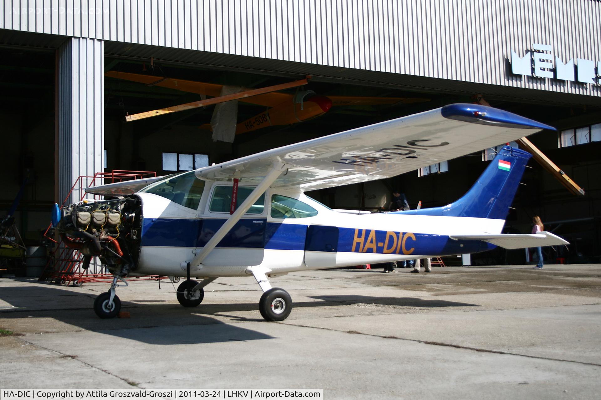 HA-DIC, 1975 Cessna 182P Skylane C/N 18264059, Kaposujlak Airport, Hungary