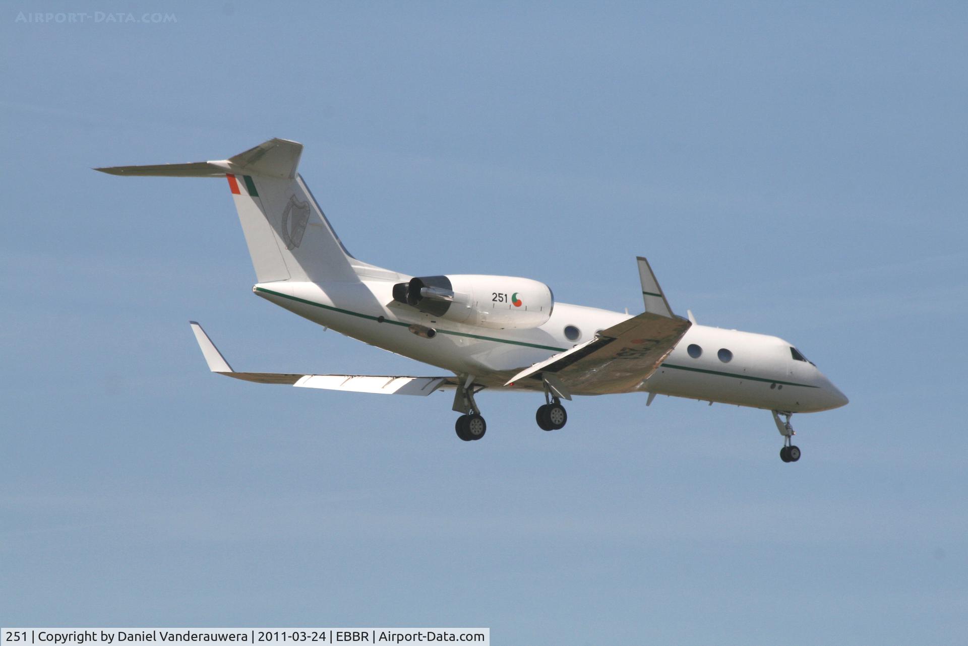 251, 1991 Gulfstream Aerospace G-IV C/N 1160, Descending to RWY 02