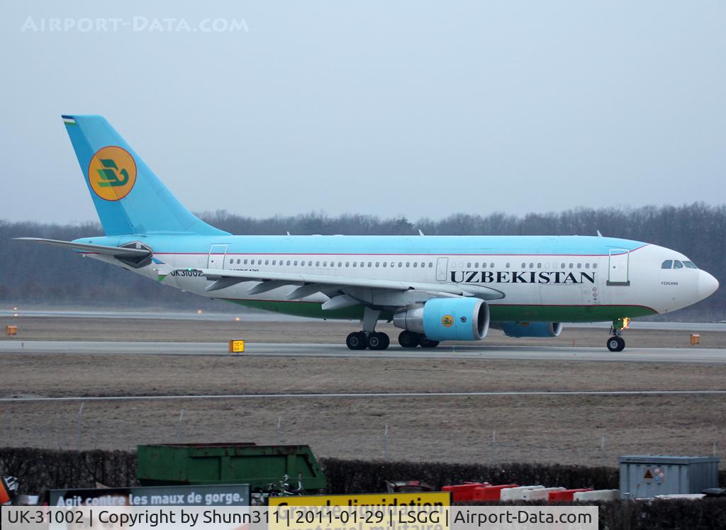 UK-31002, 1991 Airbus A310-324 C/N 576, Taxiing for departure...